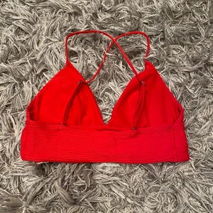 Bikiniöverdel  - En super snygg röd bikiniöverdel med korsad rygg som är perfekt till sommaren ❤️❤️❤️