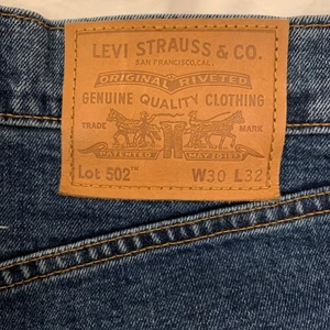 Levis byxor, LOT 502, Navy Blue - Tjena! Jag säljer nu dessa byxor då jag inte längre använder dem, pga tappat intresse. Jag har endast burit dom fåtal gånger, så dem är i gott skick! Nypriset ligger på runt 900kr, så jag skulle önska en 500 lapp! Hör av er vid intresse av affär!