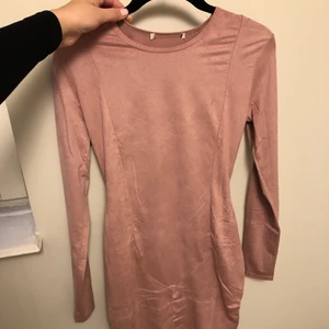 Suede klänning - Använd en gång. Från nelly. Sitter tight och snyggt. Suede material