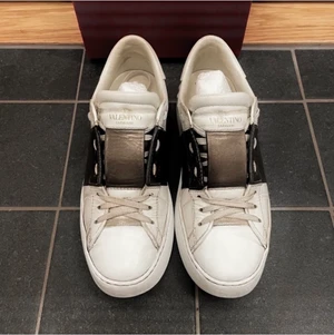 Valentino skor - Valentino skor med svart band! Köpta här på plick men använde inte så mycket så säljer därför vidare☺️ Helt ok skick! Dem är använda men det är inga speciella skador osv. Kan byta skosnören innan jag skickar iväg dem💗 skriv för frågor eller köp!