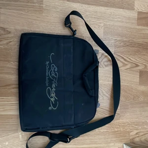 ed hardy väska - fet ed hardy väska, enstaka fläckar som går att få bort. lägg bud från 250