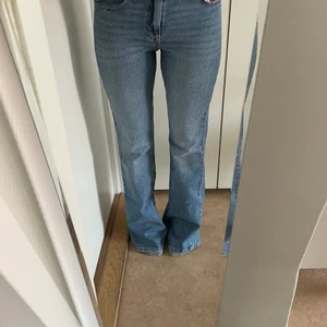 Jättesnygga Zara jeans  - Säljer tyvärr de här fina jeansen då de är lite för långa! Storlek 38, sitter som en smäck! Det är budgivning som gäller! Skriv för fler bilder:)