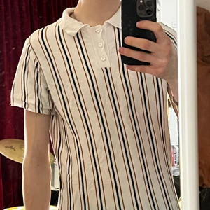 Pull and bear pikétröja M - T-shirten sitter som en S