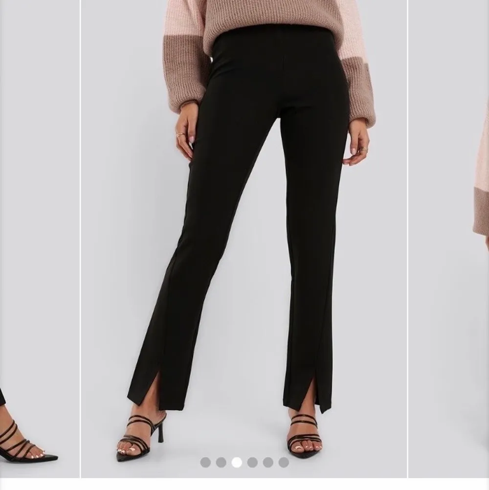 Kostymbyxa från NA-KD med slits fram, storlek 32. Använda fåtal gånger, säljer pga för små. Jeans & Byxor.