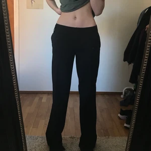 Kostymbyxor  - Säljer dessa lågmidjade kostymbyxor då de tyvärr är för stora i midjan för mig! Midjemåttet är 83cm 🦋 Bra i längden är på mig som är 172. Buda i kommentarerna eller köp direkt för 230kr!