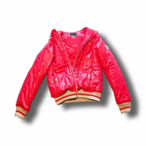 Rosa jacka  - En rosa jacka med luva! Den är ganska kort:) varm och mysig🌹