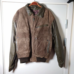 Vintagejacka i läder - Vintagejacka i äkta läder med mörkgröna ärmar och detaljer🌱