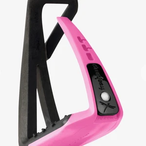 Stigbyglar, Freejump rosa  - Säljer dessa Stigbyglar Soft'up Lite Freejump i färgen rosa, har använt dessa ett tag men har inga skador direkt, okej skick, säljer för 700kr köpte på hööks där det kostar 2090kr nya, pris kan diskuteras, kom privat föe fler bilder💕