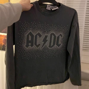 Zara rhinestone långarmad tröja ACDC - zara långarmad grå tröja med rhinestones använd två Gånger inga fläckar hål eller något annat 
