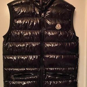 Moncler väst  - Jag säljer min Moncler väst för att jag använder inte den, den är i bra skick och oanvänd 