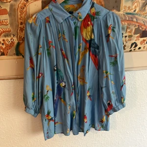 Tunn blus / skjorta  - Knappt använd men så snygg, skön och bra kvalité - men då jag är sämst på att stryka så använder jag den knappt.