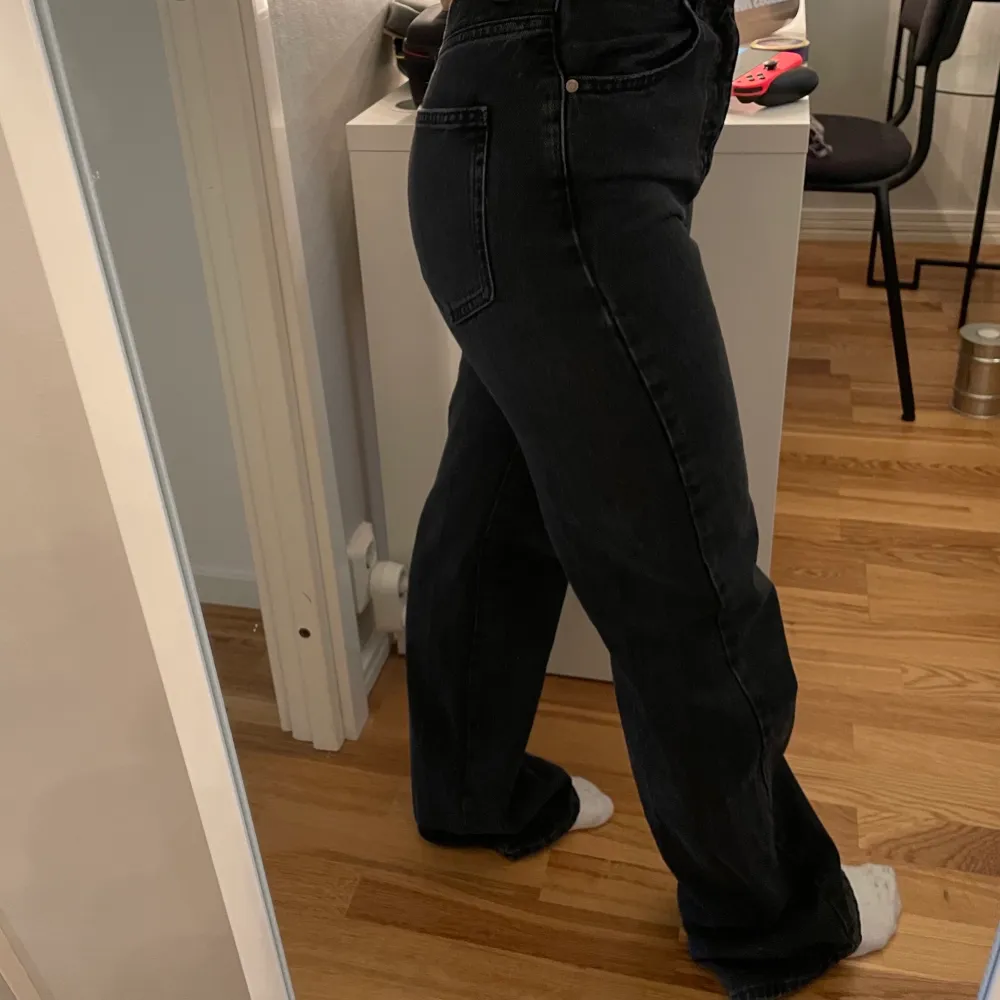 Superfina jeans från Stradivarius som är för långa för mig som är 160! Passar bra i storleken som är 34 :). Jeans & Byxor.