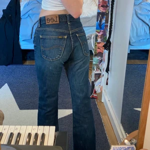 LEE JEANS - Säljer mina assnygga Lee jeans som tyvärr blivit för små😭 Jag har normalt 26/31 och byxorna är bra längd men för små i midjan, så skulle säga att de är 25/31. Superbra skick!!🥰🥰 De är utsvängda lite casually vid fötterna! Mid waist.❤️❤️ Fråga bara om ni undrar något💕💞