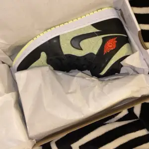 Tänkte sälja mina älskade jordans då jag är sugen på nåt nytt☺️ De är köpta på Zalando och box finns kvar. Hör av dig privat för andra frågor!💓😁