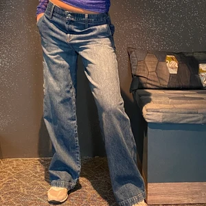 POCKET PATCHED STRAIGHT JEANS - Jättefina jeans som går att justera i midjan där bak då de har som ett insytt ”skärp”🌷