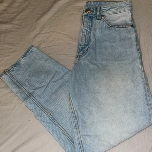 Jeans - Himmelsblåa ballon mom jeans i väldigt bra skicka! Säljer eftersom jag köpt i fel st så jeansen blivit för korta alldeles för fort! Ett pris kan absolut diskuteras, ni står för frakt (om ni inte vill mötas)💕