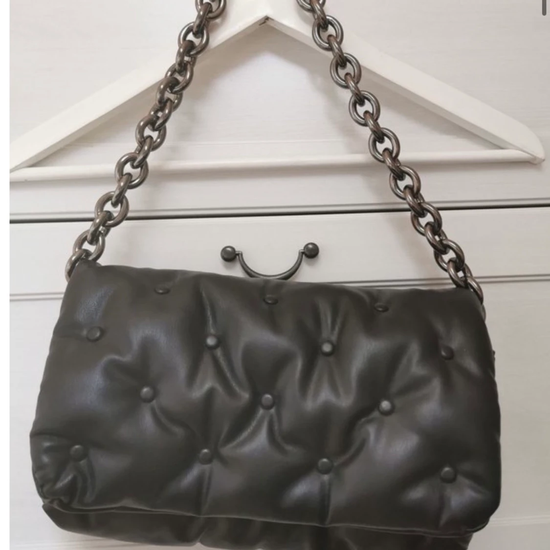 Svart vadderad zara väska