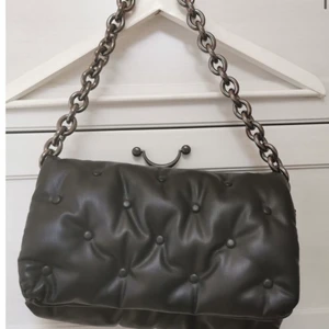 Svart vadderad zara väska - Säker denna väska från Zara. Rymmer jätte mycket!