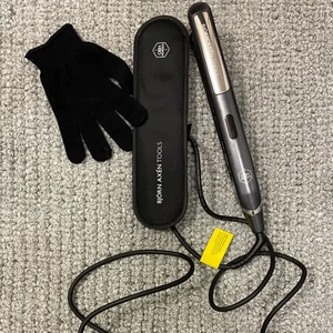Björn Axén Tools - Essence Curl Iconic - Plattång + locktång. Aldrig använd men uttagen ur förpackningen. Medföljer värmehandske och värmetålig väska.  Nypris: 1,379kr Skickas spårbart med Postnord. Kan även mötas upp i Norrköping.
