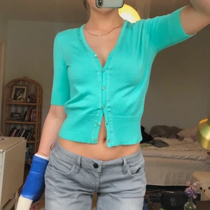 Blå topp - Jättesöt blå topp som knäpps framme💙 Strlk S/M, köpt på zalandos secondhand-del, i perfekt skick!  Säljer för 90kr kan inte ändra i annonsen🤧