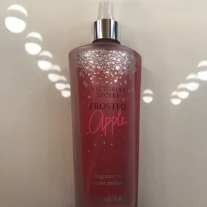 Parfym - Vicktoria secret parfym mer en halva kvar luktar super gott🍓🤍