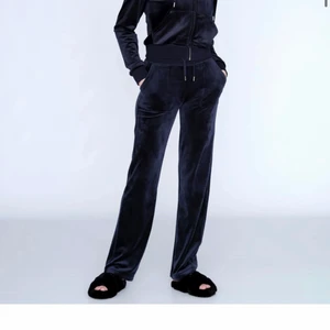 Juicy byxor - Säljer mina juicy byxor med fickor då dom är förstora och inte kommer till användning. Köpa i januari. St 15/16 skulle säga att dom sitter som M. Köpare står för frakten och jag står inte för postens slarv!