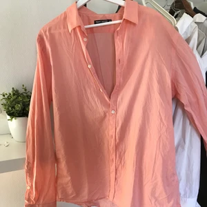 overzsized Filippa K skjorta  - orange/rosa skjorta från Flippa K. 200kr eller bud, köparen står för frakt💕