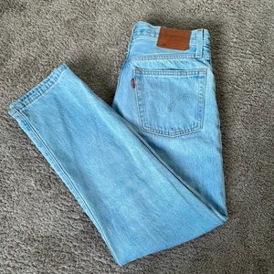 Levis jeans - Blå levis jeans, köpta på plick men passar inte mig. Fint skick och så snygga! Lånade bilder men skriv för fler eller annan info💓