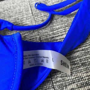SHEIN bikini - blå  - Helt ny super fin blå bikini ifrån Shein. Säljer på grund av att den tyvärr var för stor för mig, när jag fick hem den. Överdelen går att justera💕  