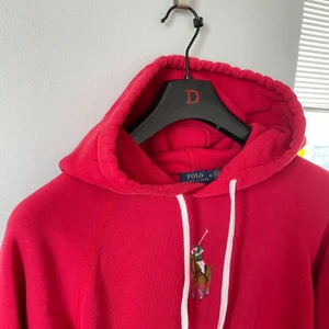 Ralph lauren hoddie -  Äkta polo Ralph lauren. Inte alls mycket använd köpt för ca 1200kr kan diskuteras vid pris! frakt 66kr