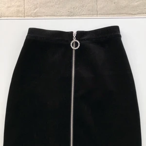 Sammet kjol med dragkedja - Den finaste sammetskjolen från HM, helt oanvänd!! Så sjukt fin och skön, passformen är helt fantastisk💓💓