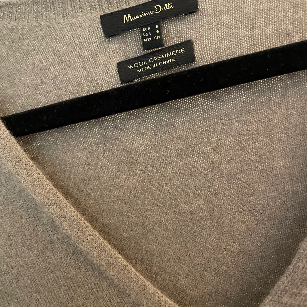 Grön/grå/brun stickad klänning från Massimo Dutti i storlek S. Oversize i passform, supersnygg till typ stövlar och en kappa. Mycket, mycket gott skick! 😍💛. Klänningar.