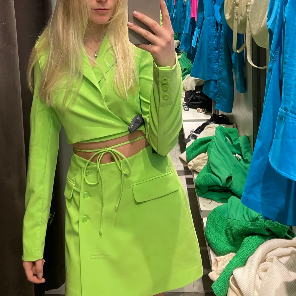 Säljer detta populära lime gröna settet från zara! Kroppar blazer och kjol. Kjolen är i S och kavaj i M. Men jag har vanligtvis xs-s så kavajen funkar för XS-M eftersom man spänner med band. Helt oanvänd med prislappar kvar! Nypris för hela är 960kr. Jag säljer för 700kr helt slutsålt!! Pris kan diskuteras. Hameet.