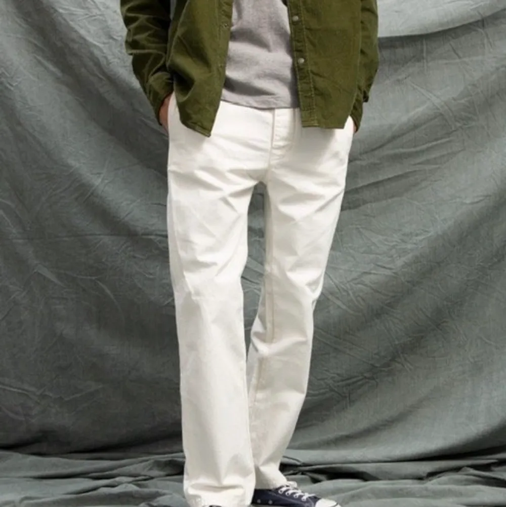 Helt ny Nudie jeans chinos   Modell: Loose Alvar Tvätt: Milk  Storelek w32-L34 Midja 42 cm x2 Längd :112 cm   Slim fit 100% Bomull. Jeans & Byxor.