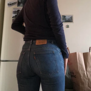 Levis jeans - vintage  - Snygga Levis jeans - vintage med den oranga lappen. W27. Avklippta där nere, passar mig som är 160cm. ✨ möts i Malmö eller skickas mot frakt. 