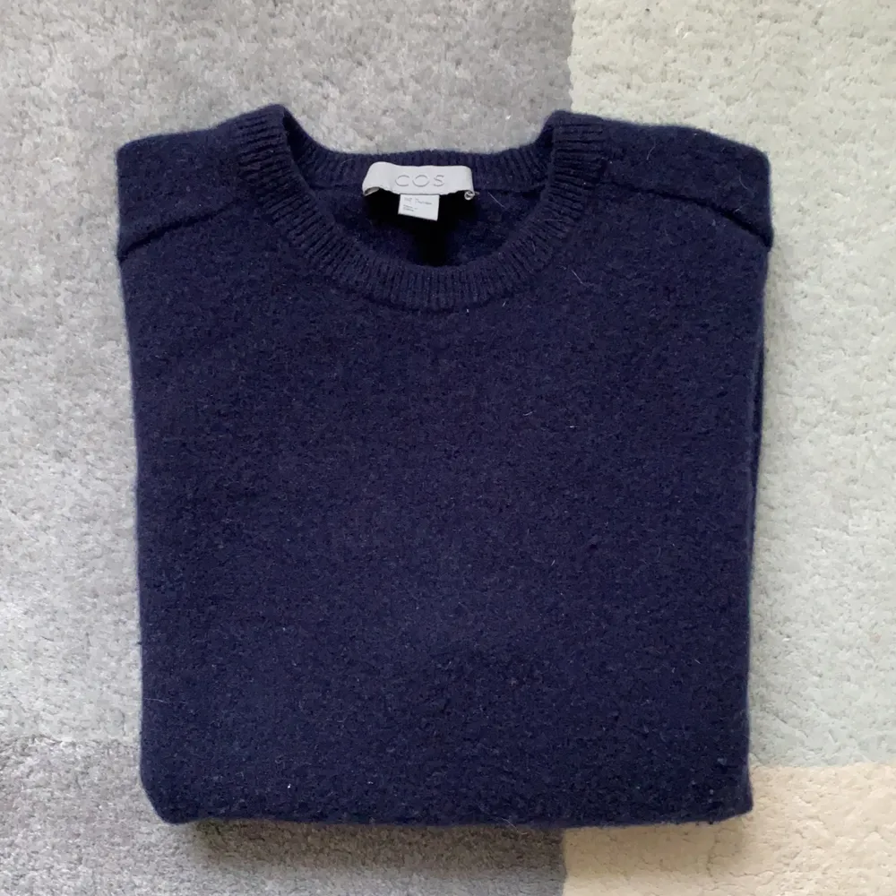 Mörkblå stickad tröja som är köpt secondhand fast egentligen från cos💕 Storlek M men jag skulle säga att den är mer XS/S💕 Lite nopprig men inget man tänker på . Tröjor & Koftor.
