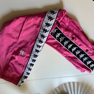 Kappa byxor - Ett par rosa kappa byxor, andvända ett fåtal gånger. OBS är klippta längst ner, passar nån mellan 1.50 till 1.60