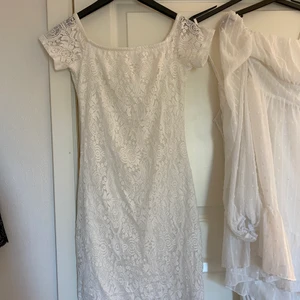 Klänning - Endast använd en gång. Passar bra till Skolavslutning eller till student 😍 