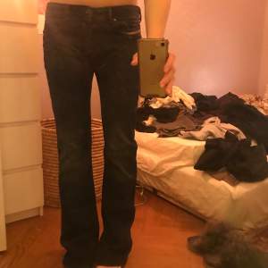 Mörkblå bootcut (inte flare) jeans från Diesel. 