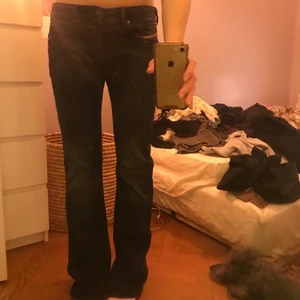 Bootcut/raka Jeans  - Mörkblå bootcut (inte flare) jeans från Diesel. 