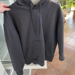 Mörkgrå weekday hoodie - Säljer min mörkgråa Weekday Hoodie eftersom jag rensar min garderob, inköpt i höstas för 350kr och är endast använd 1 gång, superfin men hade för många liknande. Kom privat vid frågor och funderingar, pris går alltid att diskutera. Storlek Xs men passar mellan Xxs-M skulle jag gissa på beroende på hur man vill att den ska sitta! Vid köp av flera varor kan jag samfrakta