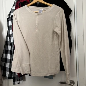 Tröja - Säljer då jag endast använt den en gång väldigt bekväm och luftig. Skriv vid frågor eller intresse ♥️