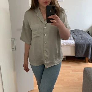 Topp - Underbar satintopp från hm! Så snygg och går att styla på flera sätt! Strl S men passar xs-m då den är lite oversize.