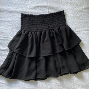 SVART CHELSEA KJOL - Svart trendig volangkjol från Chelsea. Strl XS, men passar Xxs och S likaväl. 💗  Köpte för 449kr, använt fåtal gånger. Skrev fel i budgivningen, börja buda vid 250kr. DIREKT PRIS: 350kr💗💗