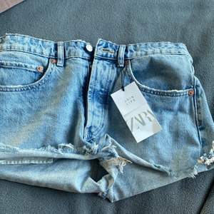 Sjukt snygga slut dolda jeans shorts från zara o storlek 38. Passar så bra till sommaren!! Skriv för mer bilder!❤️