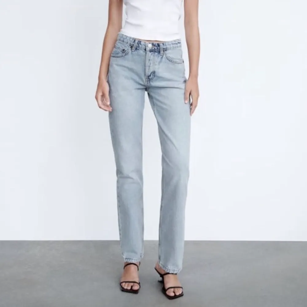 fina mid rise straight jeans från zara, nypris 360kr🖤 priset inkluderar frakten då den är ganska dyr!. Jeans & Byxor.