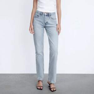 fina mid rise straight jeans från zara, nypris 360kr🖤 priset inkluderar frakten då den är ganska dyr!