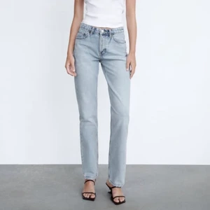 zara jeans - fina mid rise straight jeans från zara, nypris 360kr🖤 priset inkluderar frakten då den är ganska dyr!