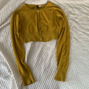 crop top - långärmad crop top i jättefin olivgrön/senapsgul färg! köpt secondhand o endast använd en gång. inga defekter och är som gott som ny. 