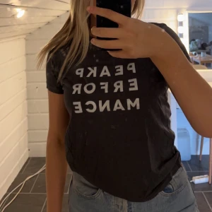 Peak performance t-shirt med reflex  - Säljer min peak performance t-shit med reflex, inte använd många gånger, skriv för fler bilder🥰 köparen står för frakt 
